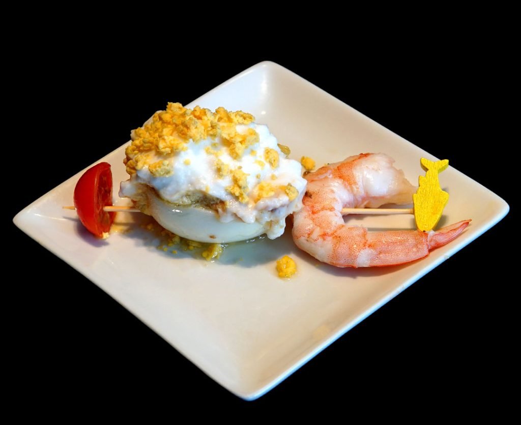Huevo relleno y gamba
